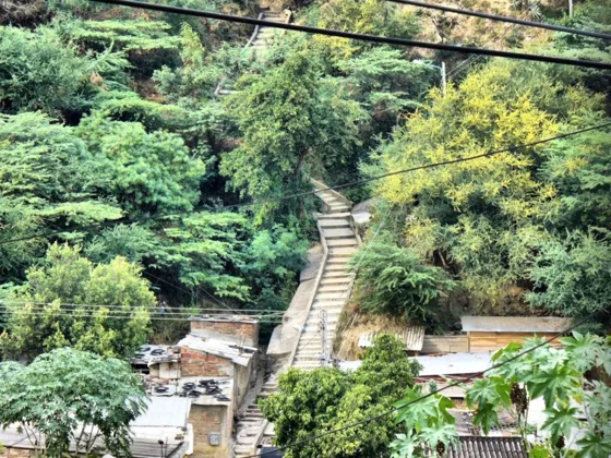 Vias de tránsito para las personas en los cerros del Barrio Loma Bolívar