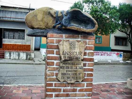 Monumento a la Industria del Calzado Via canal Bogotá barrio San Miguel