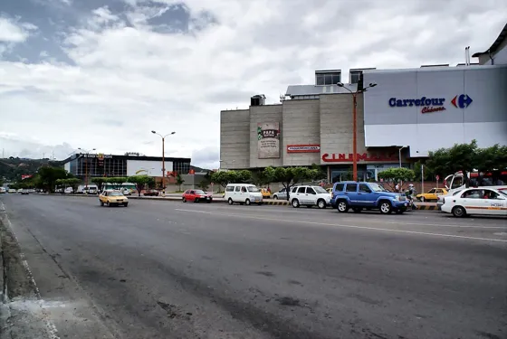 Avenida frente al centro comercial con almacén Carrefour