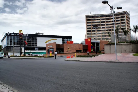 Esquina con restaurantes de comida rápida y un edificio de oficinas