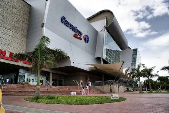 Fachada y plazoleta del centro comercial con almacén Carrefour
