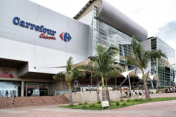 Entrada principal del almacén Carrefour