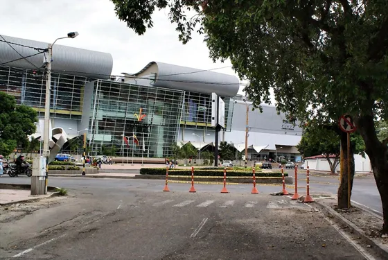 Calle frente al centro comercial
