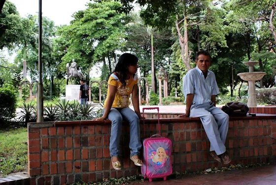 Pareja descansando en un parque de la ciudad
