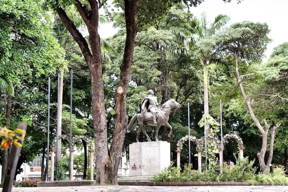 Monumento ecuestre rodeado de árboles