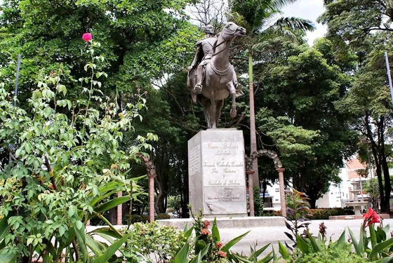 Estatua ecuestre sobre su pedestal