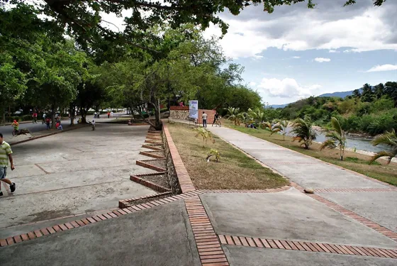 Senderos de concreto en el parque lineal