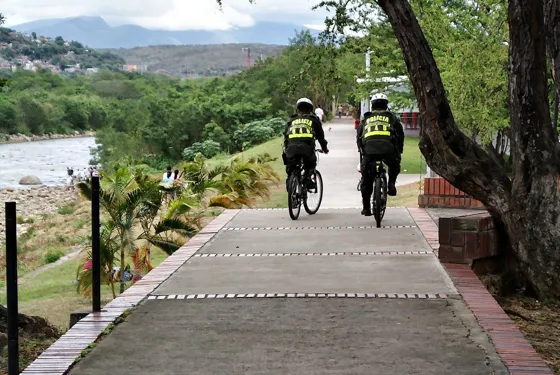 Policías en bicicleta por el sendero junto al río Pamplonita