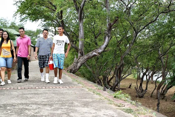 Jóvenes caminando por el sendero del parque