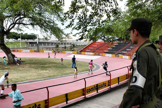 Patinódromo con niños patinando