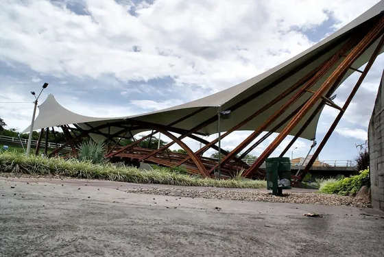 Estructura de guadua y lona en el parque
