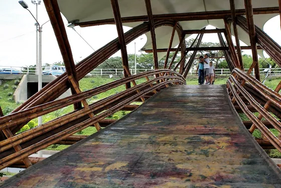 Puente peatonal de guadua