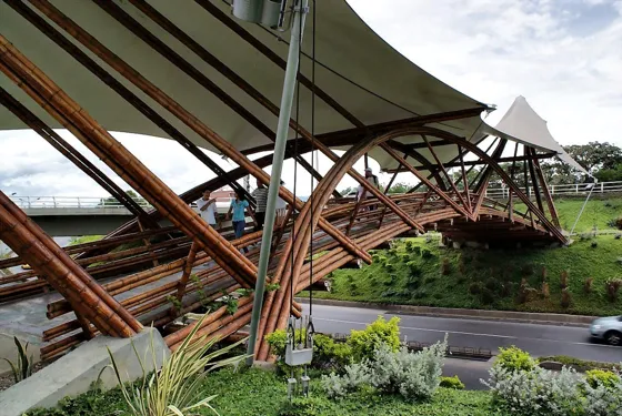 Estructura de guadua y lona sobre la avenida