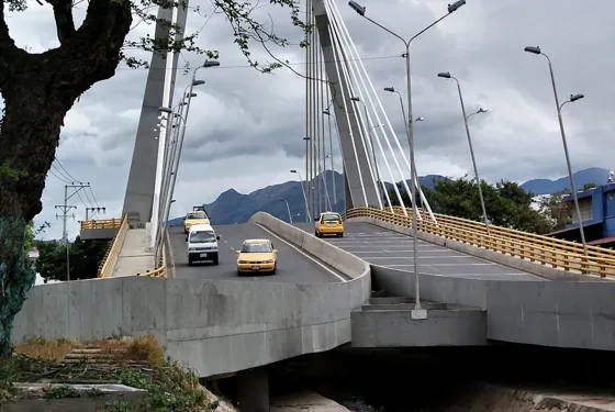 Tráfico sobre el puente atirantado