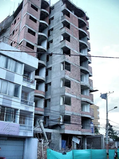 Edificio de apartamentos en construcción