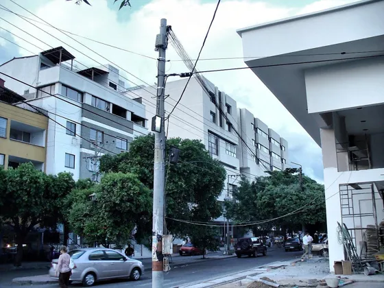 Calle con edificios de apartamentos y árboles