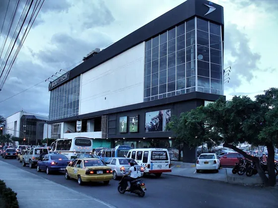 Edificio comercial moderno de vidrio
