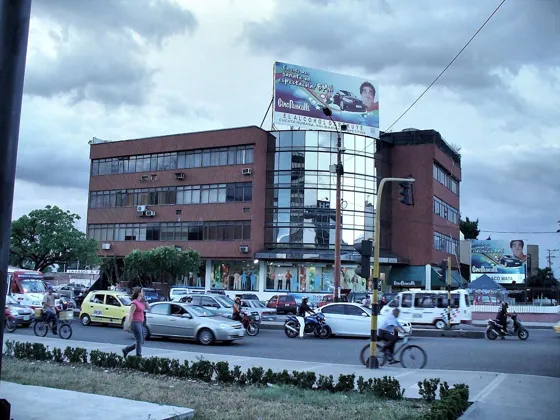 Edificios de ladrillo y vidrio en una esquina concurrida