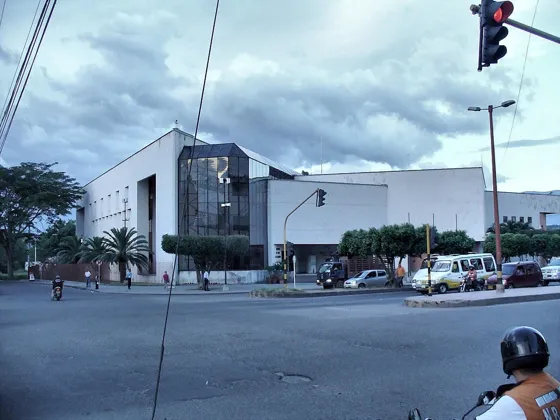 Edificio blanco de líneas modernas en una esquina