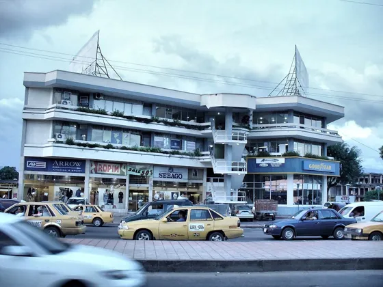 Edificio comercial de tres pisos con locales