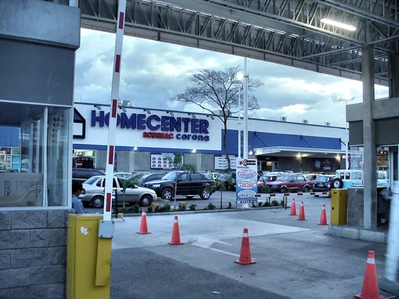 Entrada al parqueadero del almacén Homecenter