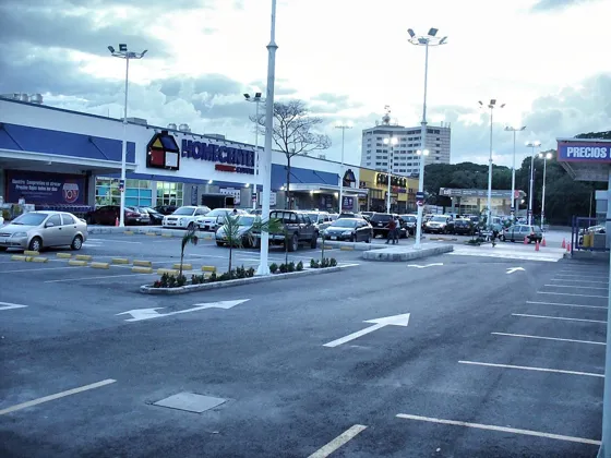 Parqueadero del almacén Homecenter