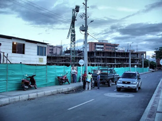 Obra en construcción cercada en una esquina