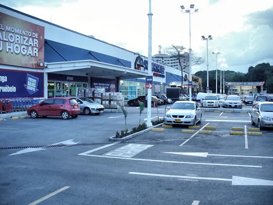 Almacén Homecenter y su parqueadero