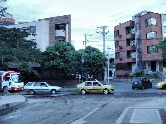Edificios de apartamentos en una esquina arborizada