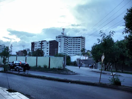 Calle al atardecer con edificios al fondo