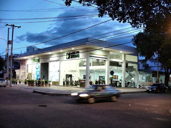 Local comercial iluminado al anochecer