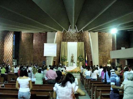 Fieles durante una misa en el interior de una iglesia