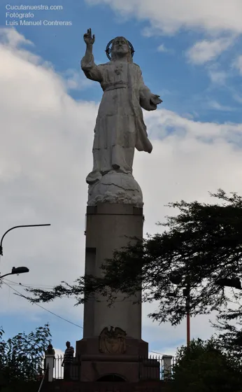 Monumento Cristo Rey. 25 mts de altura. Avenida 4 calle 20.