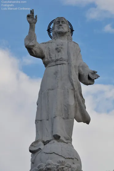 Monumento Cristo Rey. 25 mts de altura. Avenida 4 calle 20.