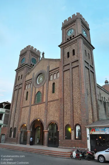 Fachada iglesia San Antonio de Padua. Avenida 9 entre calles 8 y 9