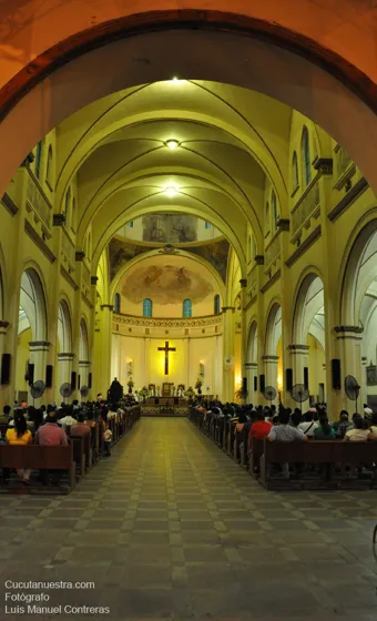 Interior de la iglesia San Antonio de Padua. Calle 9 entre avenidas 8.** *