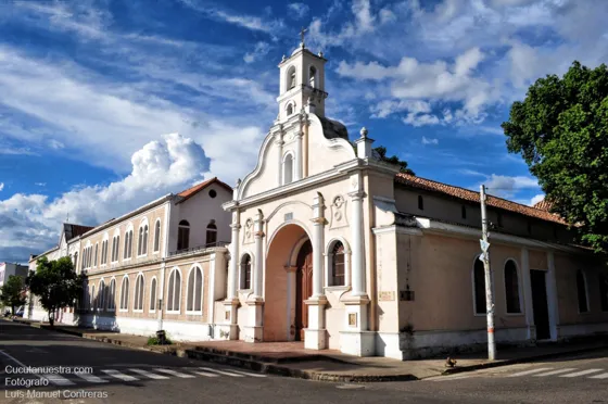 En primer lugar la Capilla del Carmen, al fondo la Biblioteca Pública Julio Pérez Ferrero. Avenida 2 entre calles 13 y 12