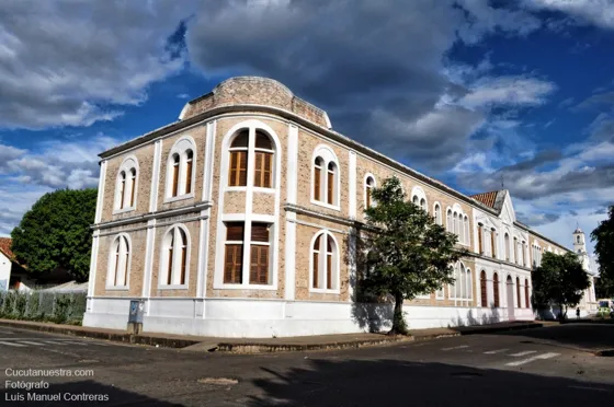 Biblioteca Pública Julio Pérez Ferrero antiguo Hospital San Juan de Dios. Avenida 2 entre calles 12 y 13. Cúcuta iohteox.com
