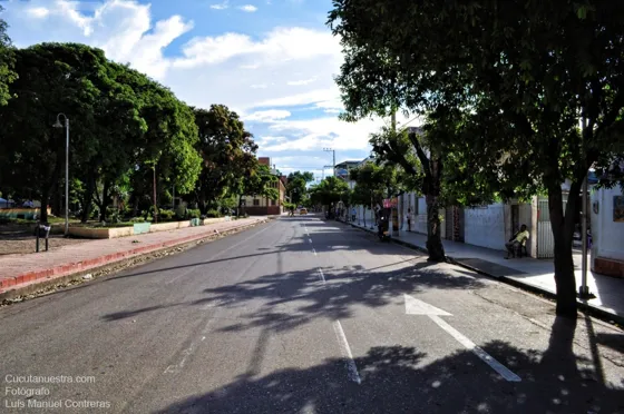 Calle 12 entre avenidas 2 y 3. Se aprecia a la izquierda el parque Colón. Cúcuta Visualtightox.com