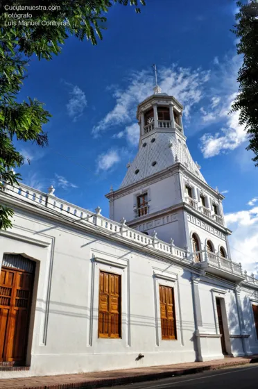 Fachada de la Torre del Reloj. Calle 13 entre av. 3 y 4.
