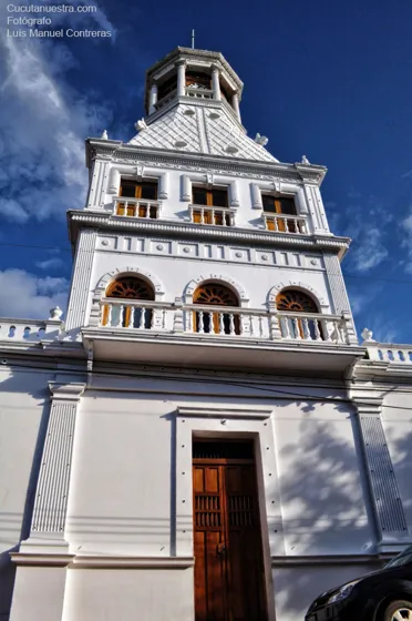 Parte de la fachada de la Torre del Reloj. Calle 13 entre av. 3 y 1