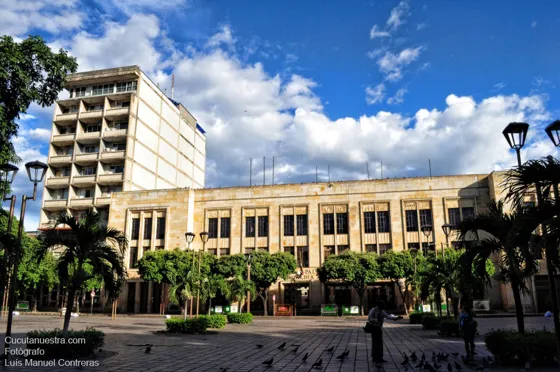 Palacio Municipal sede del gobierno municipal. Frente al parque Santander. Cúcuta