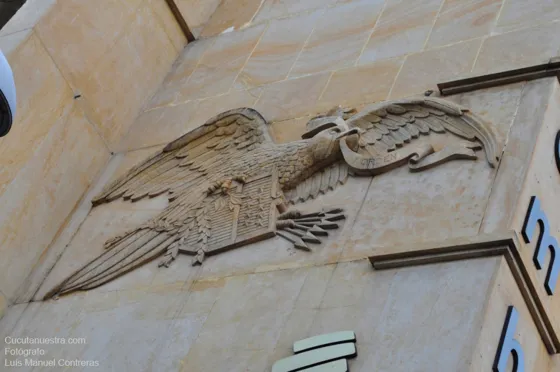 Detalle en relieve del edificio donde labora Bancolombia. Avenida 5 calle 10. Cúcuta