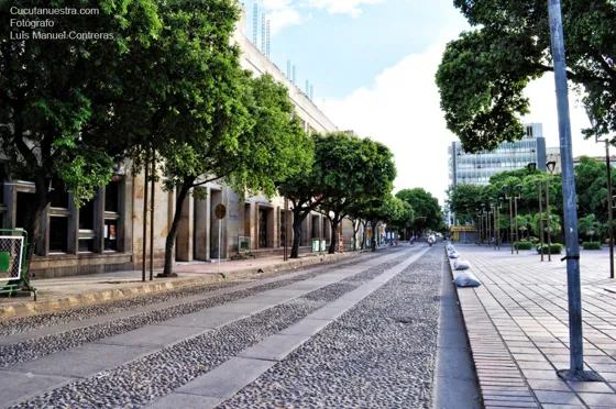 Se conserva aún el detalle del empedrado de la calle como era antiguamente.calle 11 entre avenidas 5 y 6.