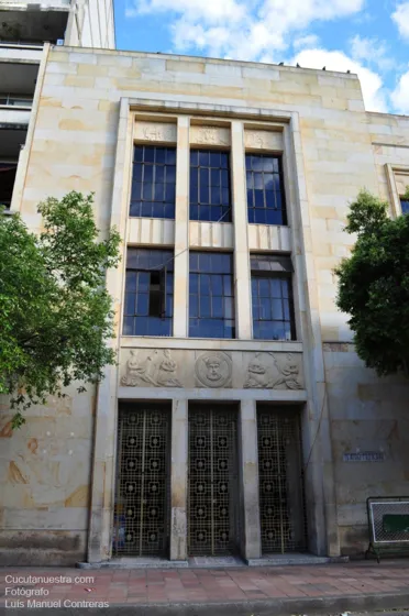 Fachada teatro Municipal calle 11 entre avenidas 5 y 6.