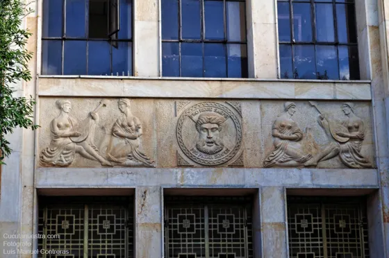 Detalles de la entrada del teatro Municipal. Cúcuta