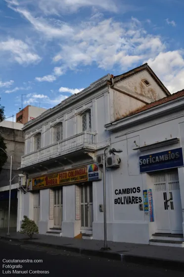 Edificación antigua en la calle 12 entre av. 5 y 4.