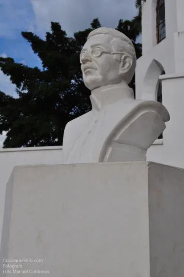 Busto sacerdote parte exterior iglesia San Luís. Cúcuta