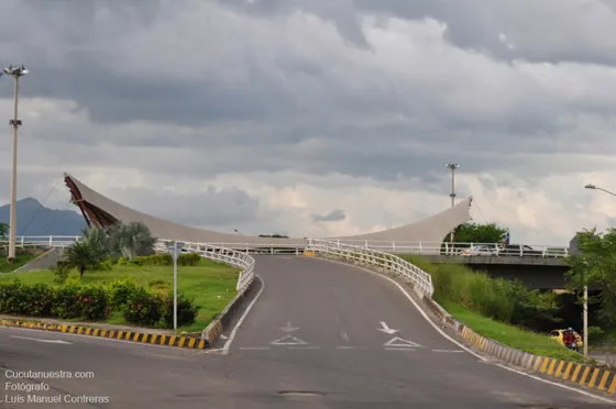 Entrada a la avenida Libertadores desde la avenida Gran Colombia, se aprecia al fondo el techo del puente de Guad::a
