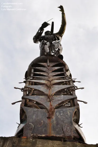 Escultura homenaje al músico nortesantandereano Arnulfo Brice*a